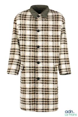 un gros plan sur un manteau porté par un mannequin, un mannequin, un mannequin, un mannequin, un mannequin, un mannequin, un mannequin, un mannequin