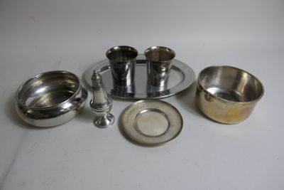 un plateau en argent sur lequel sont disposées des tasses et des soucoupes
