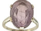 Gros plan sur une bague ornée d'une pierre violette