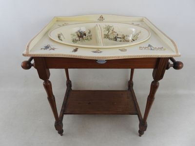 une petite table sur laquelle se trouvent deux bols et une étagère
