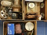 une boîte remplie d'objets divers, posée sur un sol carrelé
