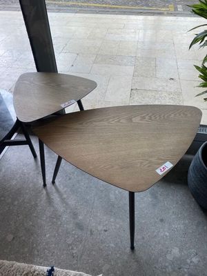 2 tables enchâssées en métal beige (modèle d'exposition)