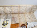 une carte et d'autres objets posés sur une table à côté d'un livre