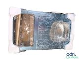 un micro-ondes emballé dans du film plastique et prêt à l'emploi