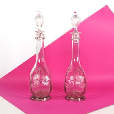 Paire de carafes en verre incolore soufflé à décor d'un chif…