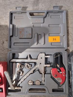 une boîte à outils avec des outils sur le sol