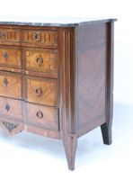 Commode de forme rectangulaire à façade mouvementée en bois … (photo 4)