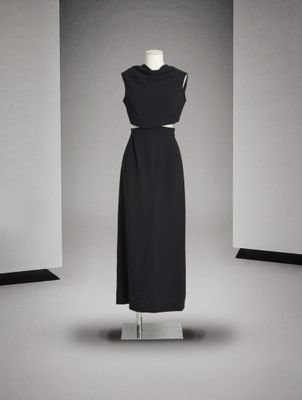cette image peut contenir des vêtements, des vêtements, des vêtements, des vêtements, des vêtements, une robe et un mannequin