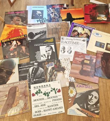 il y a beaucoup de disques par terre dans cette pièce