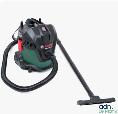 un aspirateur vert et noir sur fond blanc