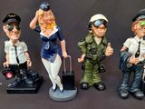 quatre figurines représentant des personnes vêtues d'uniformes militaires