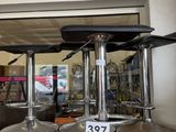 trois tabourets posés sur le comptoir d'un magasin
