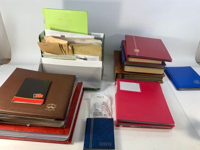 un grand nombre de livres posés sur une table
