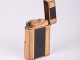 un briquet posé sur une surface blanche