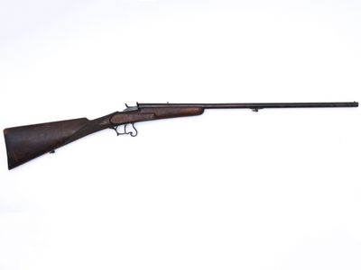 un fusil avec un canon en bois sur fond blanc