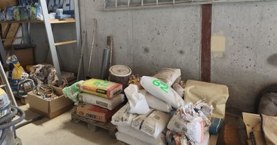 une pile de sacs et de cartons dans un garage
