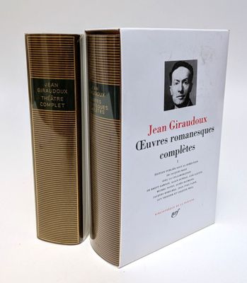 deux livres posés côte à côte sur une table