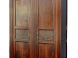 une image représentant une armoire en bois à deux portes