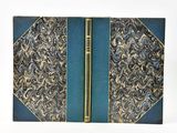 un vieux livre à la couverture bleue et aux bords dorés