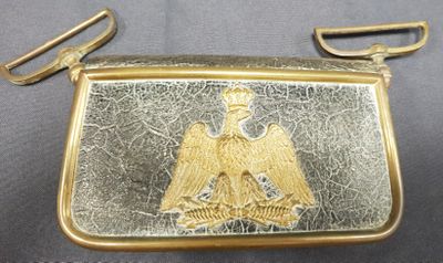 une image représentant une bourse en or et en argent ornée d'un aigle