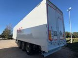 une photo d'une semi-remorque garée sur un parking