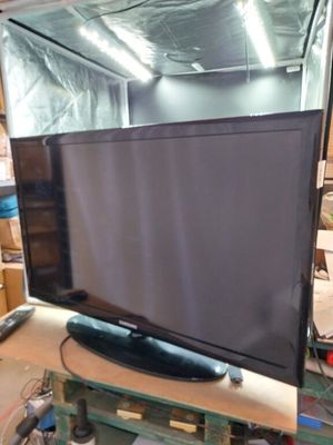 une télévision à écran plat posée sur un établi