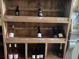 de nombreuses bouteilles de vin sur les étagères de la pièce
