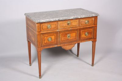 une petite commode à plateau en marbre posée sur un socle