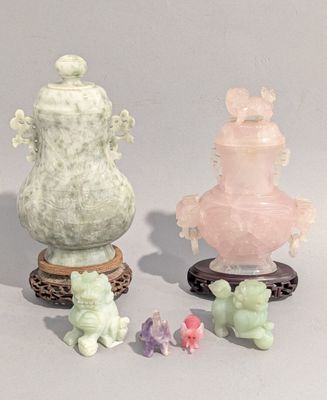 trois vases et deux figurines posés sur une table