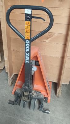 un chariot élévateur à fourche posé au sol