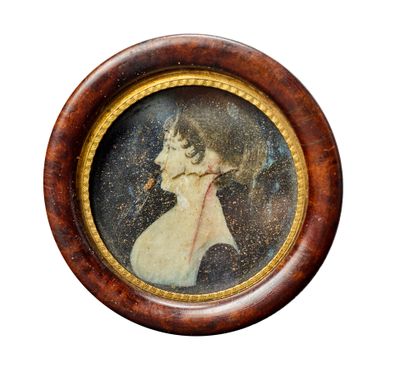 portrait d'une femme, une cigarette aux lèvres, dans un cadre en bois