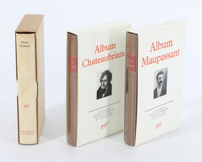 trois livres posés les uns à côté des autres sur une surface blanche