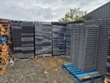 une pile de palettes en bois posée sur une pile de métal