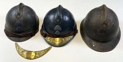 trois casques sont alignés les uns à côté des autres sur une surface blanche