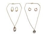 un ensemble composé de trois colliers et boucles d'oreilles sur fond blanc