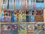 beaucoup de cartes pokemon différentes sur la table