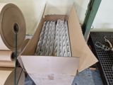 une boîte en carton contenant plusieurs rouleaux de papier
