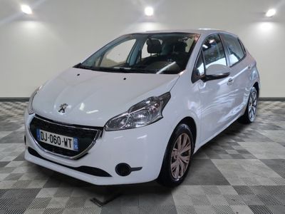 la petite voiture blanche est garée dans une grande pièce