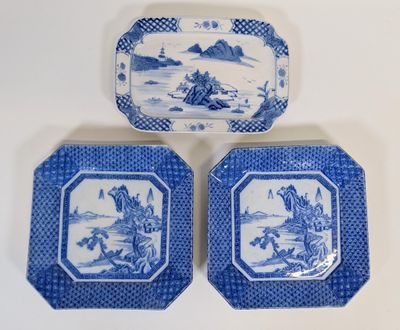 trois assiettes bleues et blanches à motifs posées sur une table