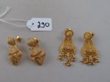 trois paires de boucles d'oreilles en or et un collier avec son étiquette de prix