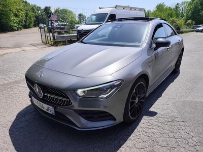 La Mercedes CLA est garée sur le parking