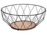 un panier en fil de fer noir surmonté d'un plateau en bois