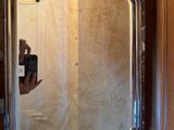 une personne en train de prendre une photo d'un miroir dans une salle de bains