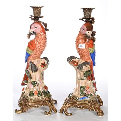 paire de bougeoirs anciens en porcelaine représentant des perroquets, ornés de motifs d'oiseaux et de fleurs