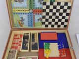 une boîte en bois contenant un jeu