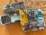 deux petits trains miniatures posés sur une table