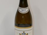 une bouteille de vin posée sur une table