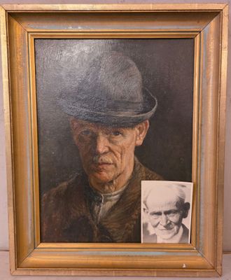 tableau représentant un homme coiffé d'un chapeau et photo d'un homme moustachu