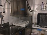 une cuisine équipée d'un évier, d'un lave-vaisselle et d'autres éléments posés sur le plan de travail