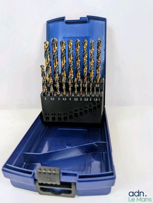 une boîte bleue contenant tout un tas de forets
